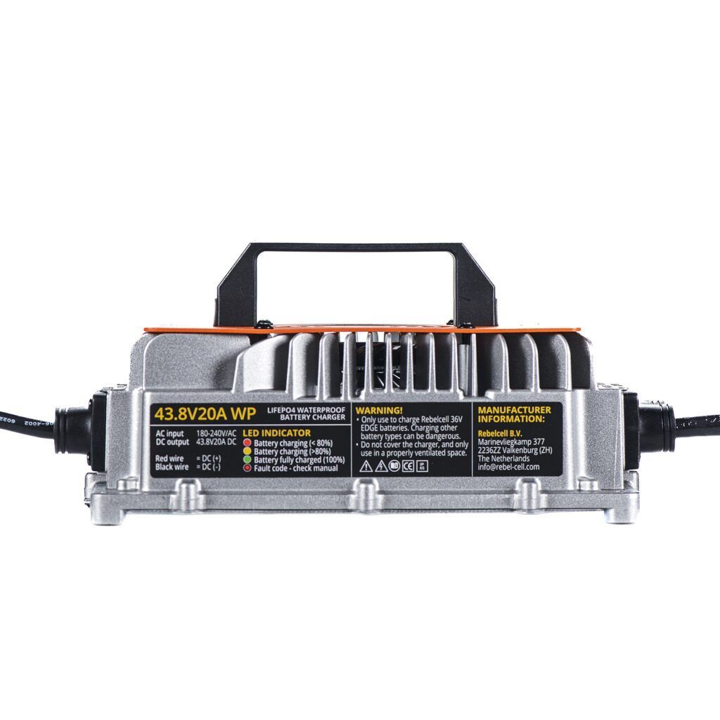 Încărcător 43.8V20A LiFePO4 rezistent la apă (IP65) 4