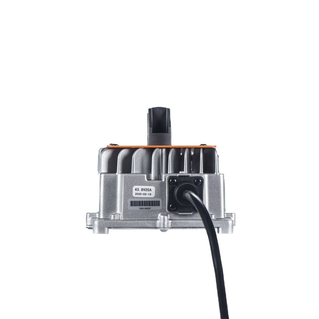 Încărcător 43.8V20A LiFePO4 rezistent la apă (IP65) 2